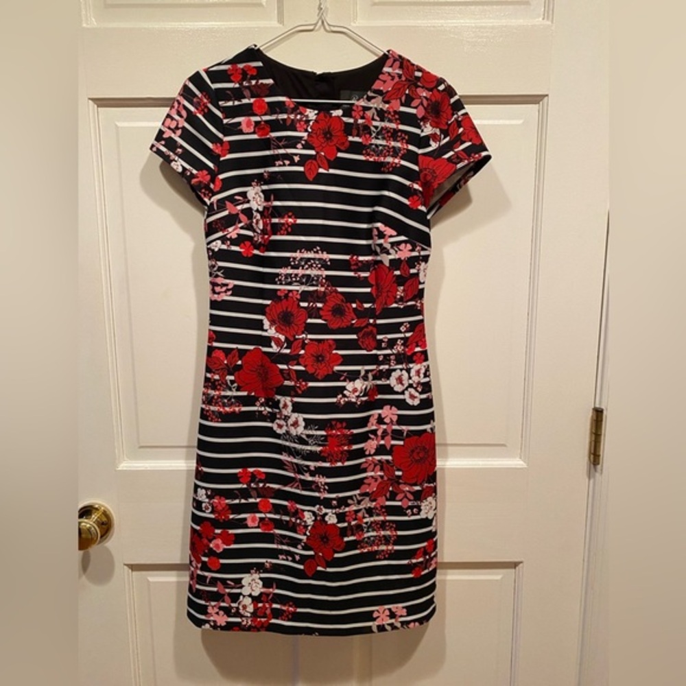ADRIANNA PAPELL BLACK AND FLORAL SHORT SLEEVE SHIFT DRESS WITH STRIPES SIZE 2